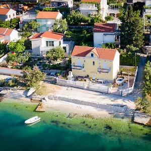 planikovica-apartments.hotels-in-trogir.com/